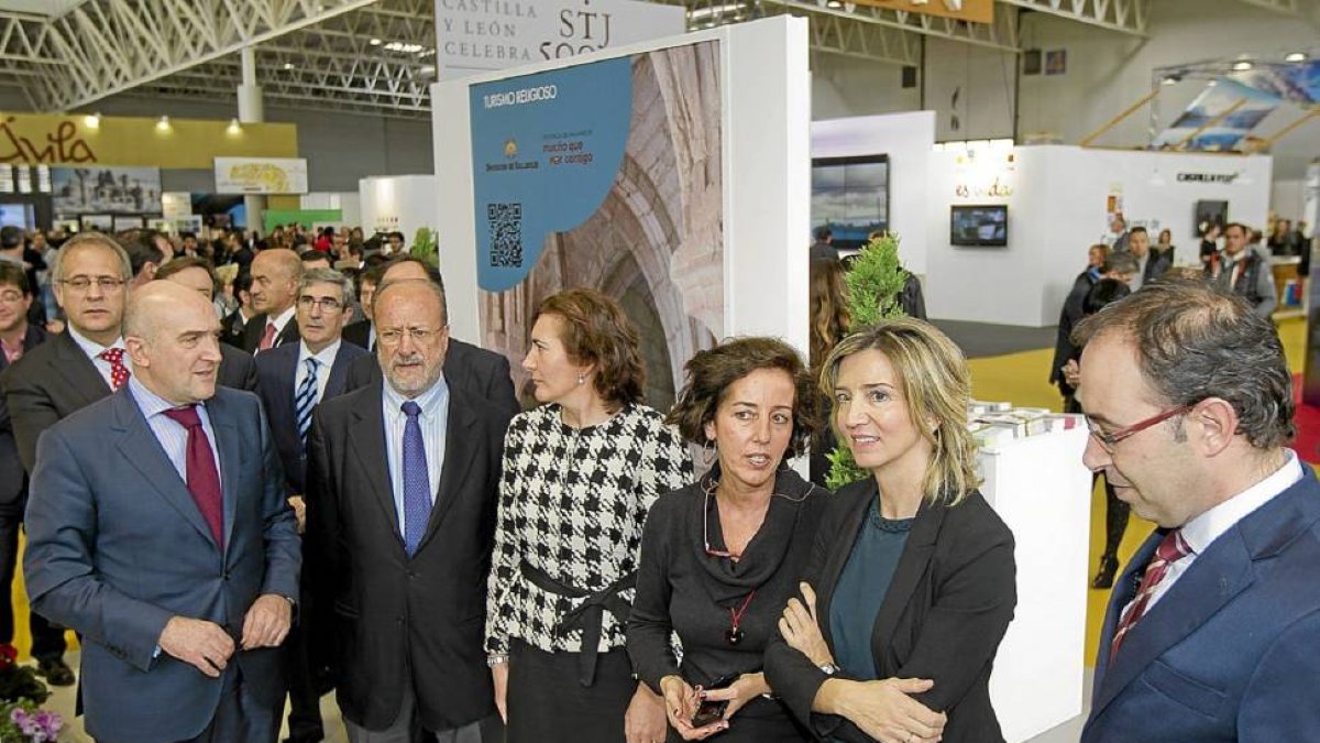 Jesús Julio Carnero, Javier León de la Riva, Josefa García Cirac, Mercedes Cantalapiedra, Alicia García y Víctor Alonso en el stand de Valladolid-J.M.Lostau