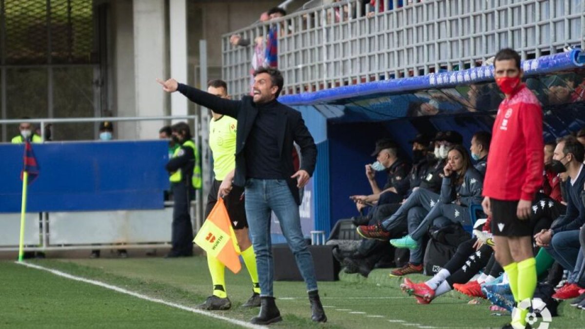 Rubén Albés da indicaciones en el duelo del sábado en Éibar. / LA LIGA