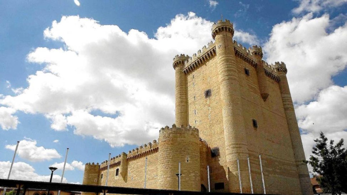 Vista exterior del Castillo de Fuensaldaña, con el lateral de la torre del homenaje en primer término.-PABLO REQUEJO