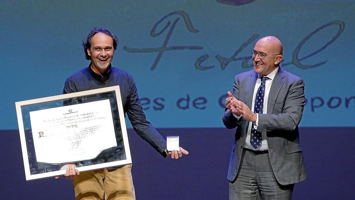 Álex Rodríguez, director del FETAL, y Jesús Julio Carnero, presidente de la Diputación, durante la entrega del premio de Teatro ‘Provincia de Valladolid’.-J. M. LOSTAU