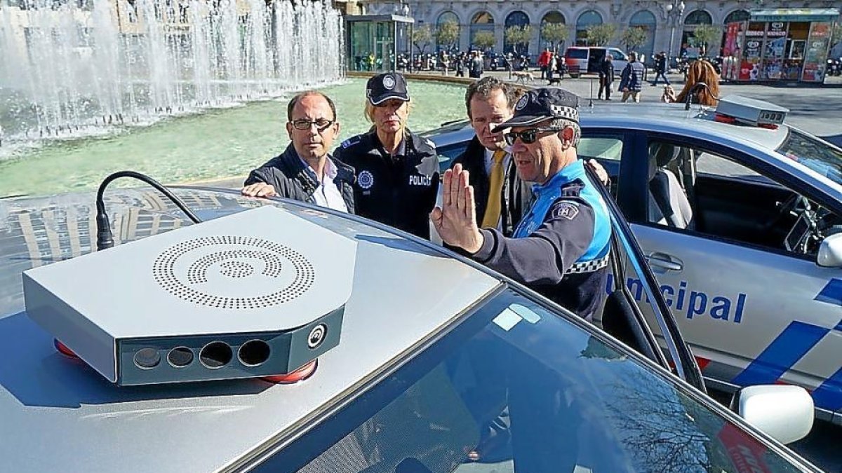 El concejal de Seguridad y Movilidad, Luis Vélez, junto con la jefa de Policía Local, Julia González, y dos agentes con los nuevos multacar.-EL MUNDO