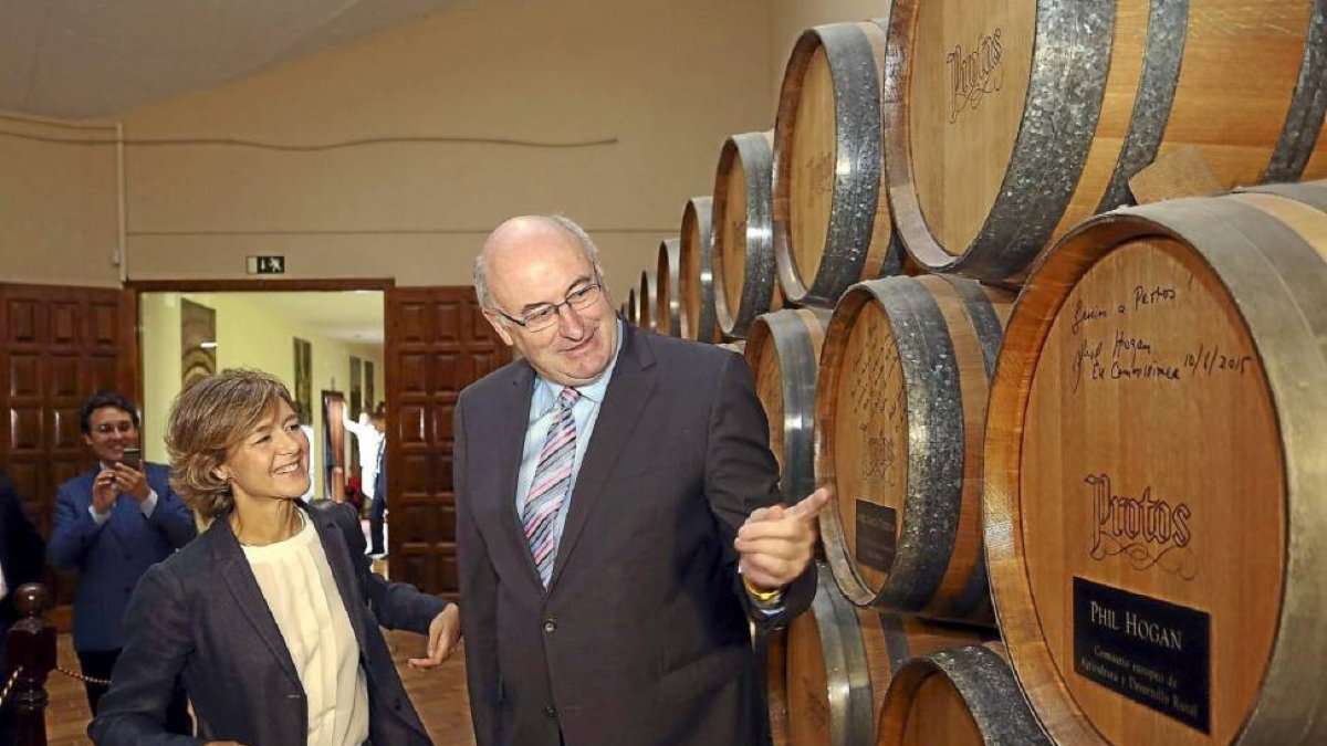 La ministra visitó las Bodegas Protos, en Peñafiel, y allí presentó al comisario europeo el valor que tiene el viñedo en la Comunidad. Tejerina se mostró convencida de que ambos seguirán colaborando «estrechamente» en el futuro para hacer «la mejor políti-Ical