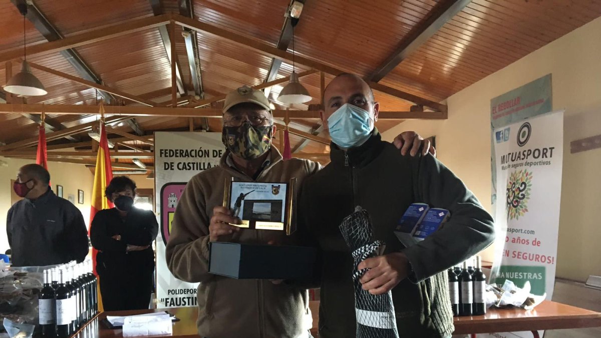 Salvador Pesquera, a la derecha recibe el trofeo del delegado vallisoletano Jesús Hernández.- L. DE LA FUENTE