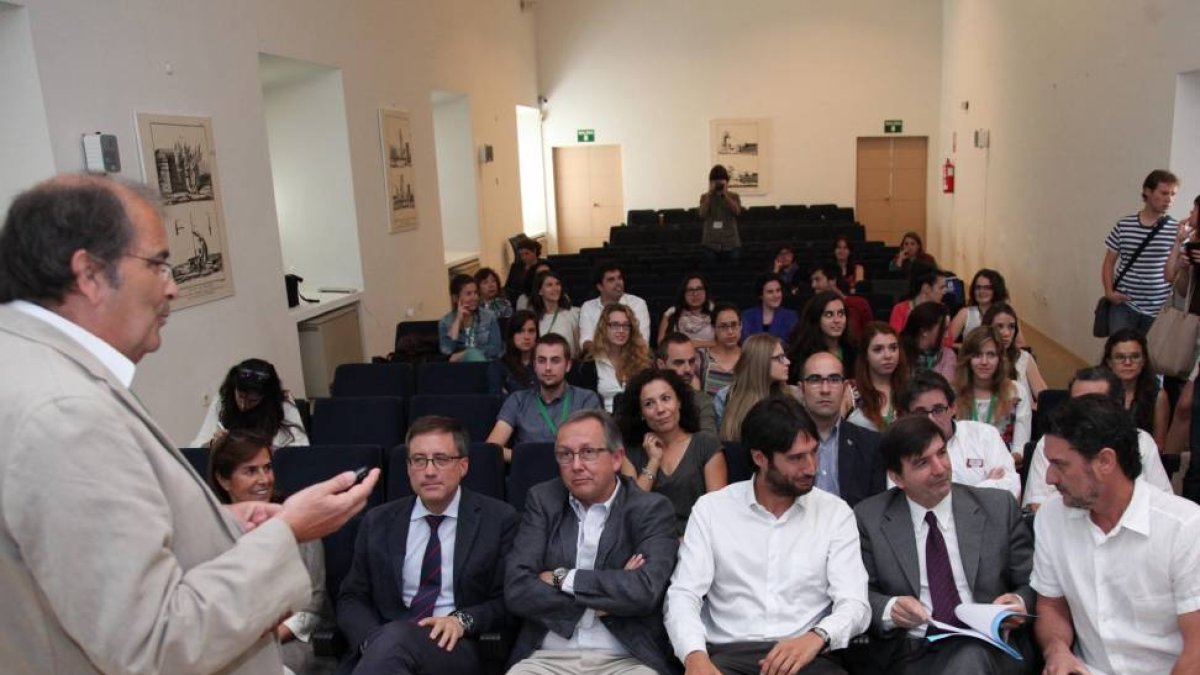 El director general de Patrimonio Cultural, Enrique Saiz (C), el delegado territorial de la Junta, Javier López-Escobar (I) y el alcalde del Real Sitio de San Ildefonso, José Luis Vázquez (D), asisten a la clausura del IV Curso Internacional de Patrimonio-Ical