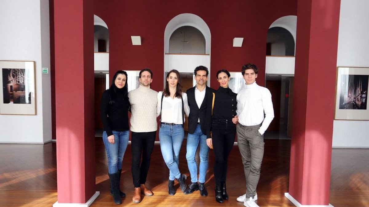 Antonio Najarro, junto a las bailarinas y bailarines que protagonizan el 'Homenaje a Antonio Ruiz Soler'.-ICAL