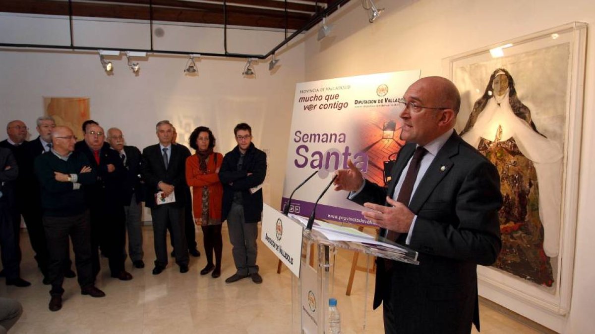 El presidente de la Diputación de Valladolid, Jesús Julio Carnero, presenta la Semana Santa 2015 en la provincia, junto a los alcaldes de las localidades participantes-Ical