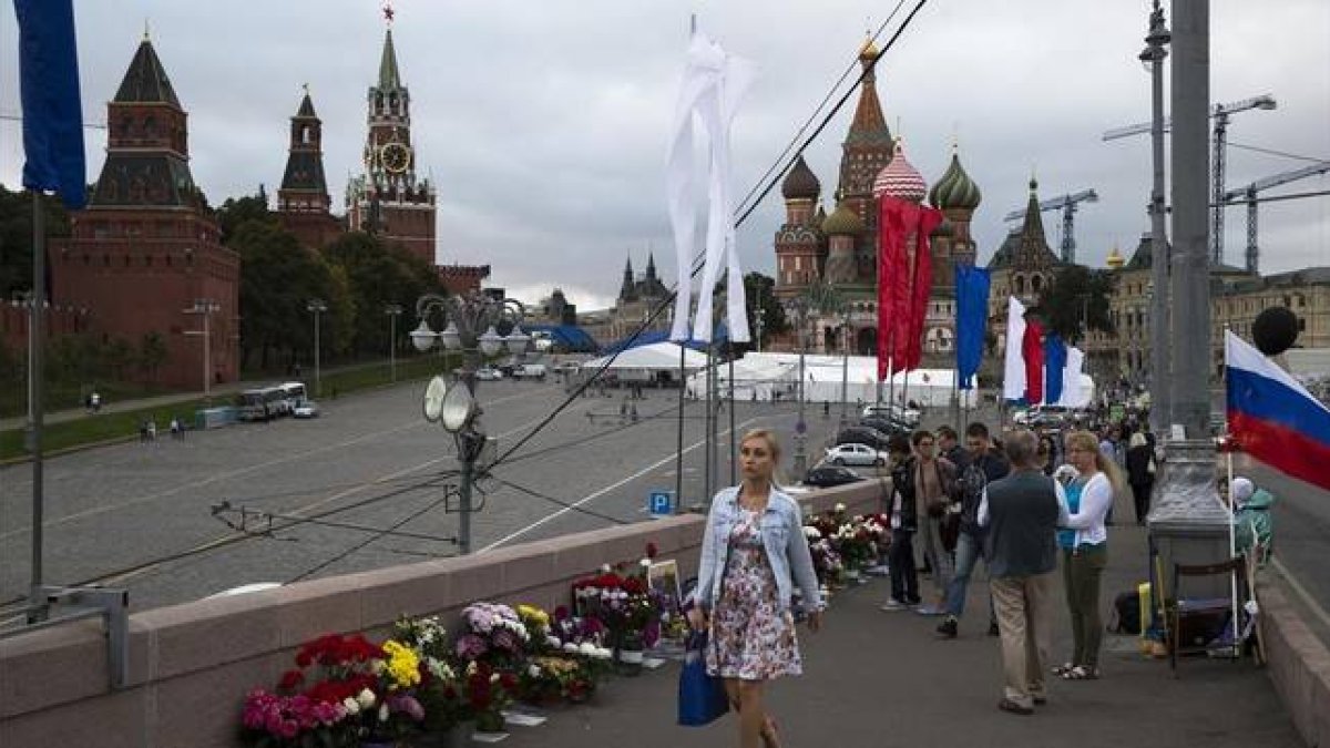 Puente junto al Kremlin donde fue asesinado Borís Nemtsov.-Foto: AP / PAVEL GOLOVKIN