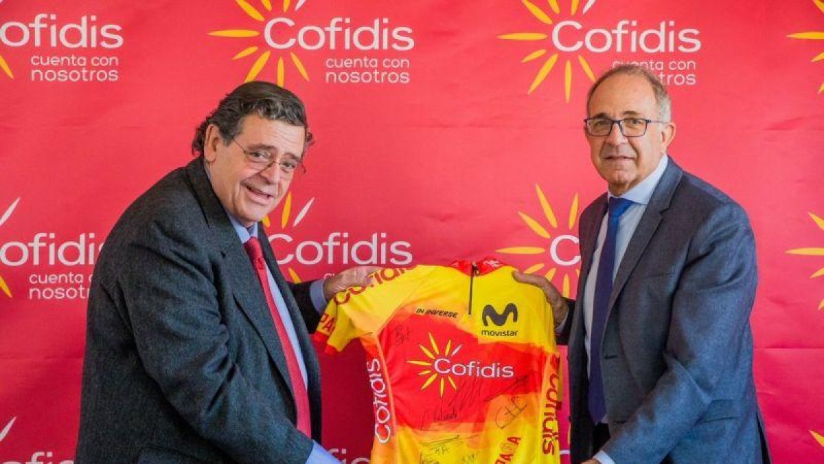 Joan Sitges (izquierda) y José Luis López Cerrón, en el acto de firma de la renovación de patrocinio.-TWITTER / COFIDIS