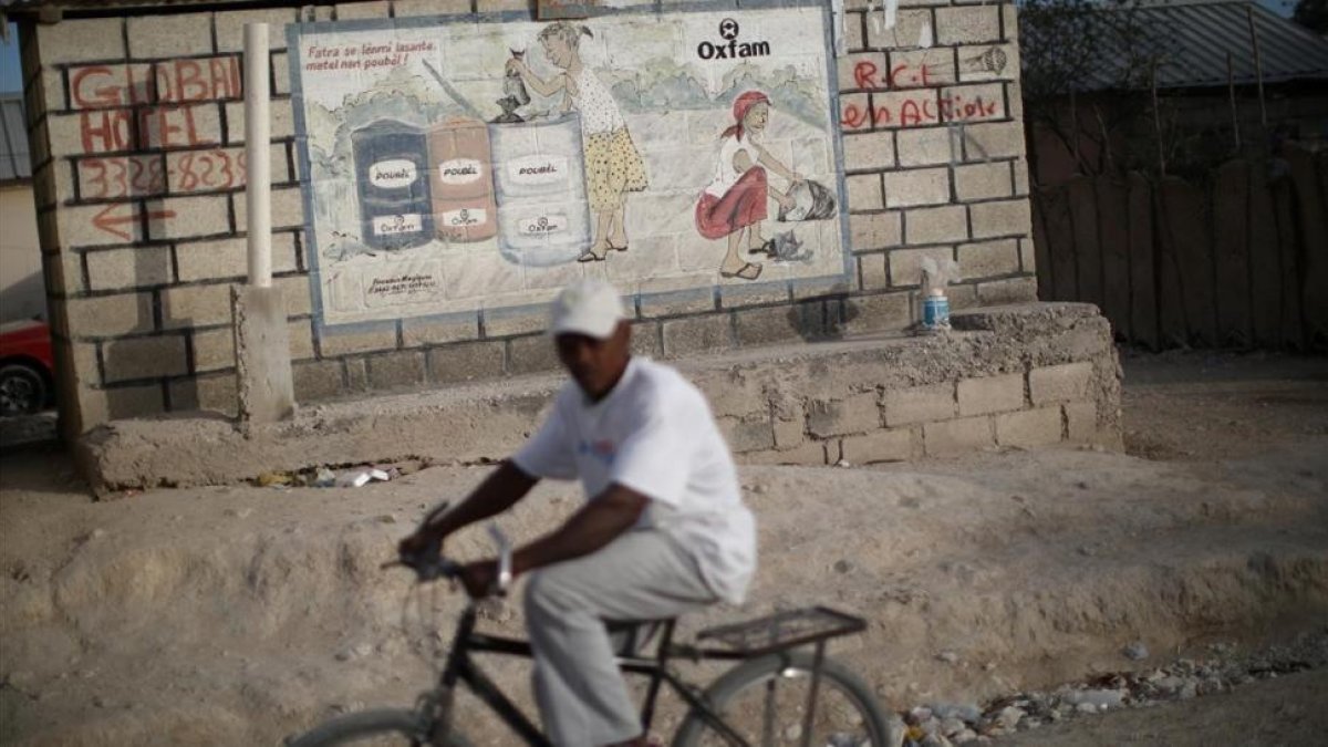 Mural de Oxfam en el campo de desplazados de Corail, en Haití.-REUTERS / ANDRÉS MARTÍNEZ CASARES