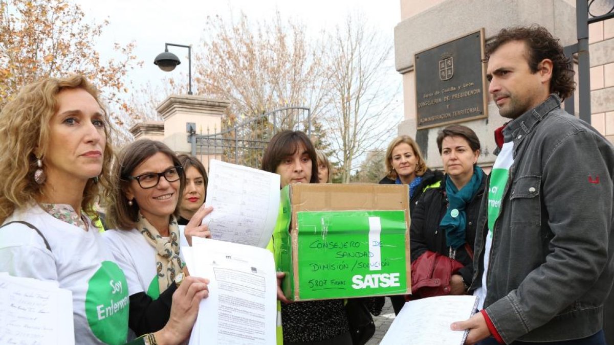 El sindicato SATSE entrega 6.000 firmas al presidente de la Junta, Juan Vicente Herrera, para pedirle el cese del consejero de Sanidad. En la imagen, miembros del sindicato antes de entrar a la Presidencia de la Junta.-ICAL