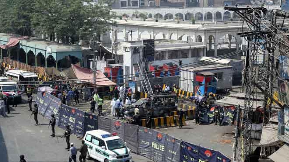 Al menos 8 muertos y 25 heridos en ataque suicida en templo sufí en Pakistán.-K.M. CHAUDARY (AP)