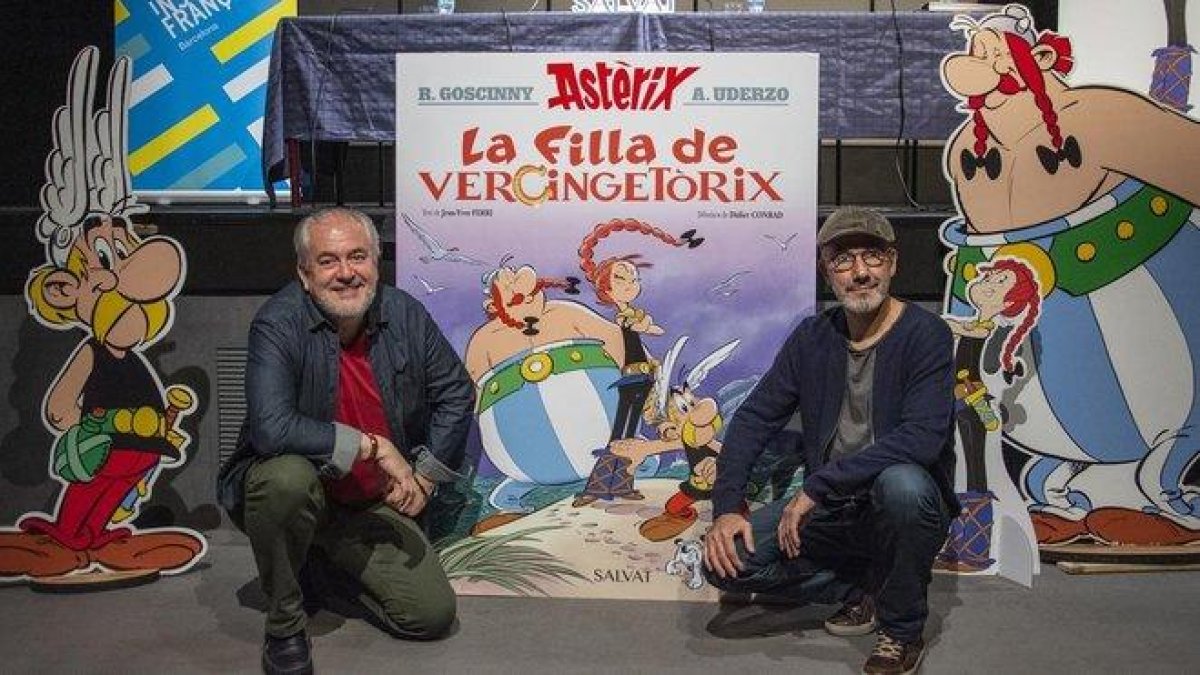 Jean-Yves Ferri y Didier Conrad (derecha), este martes en el Institu Français de Barcelona.-MANU MITRU