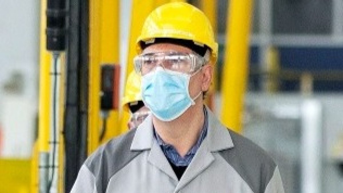 José Vicente de los Mozos, a la derecha, en su última visita a la fábrica de Renault en Valladolid. E. M.