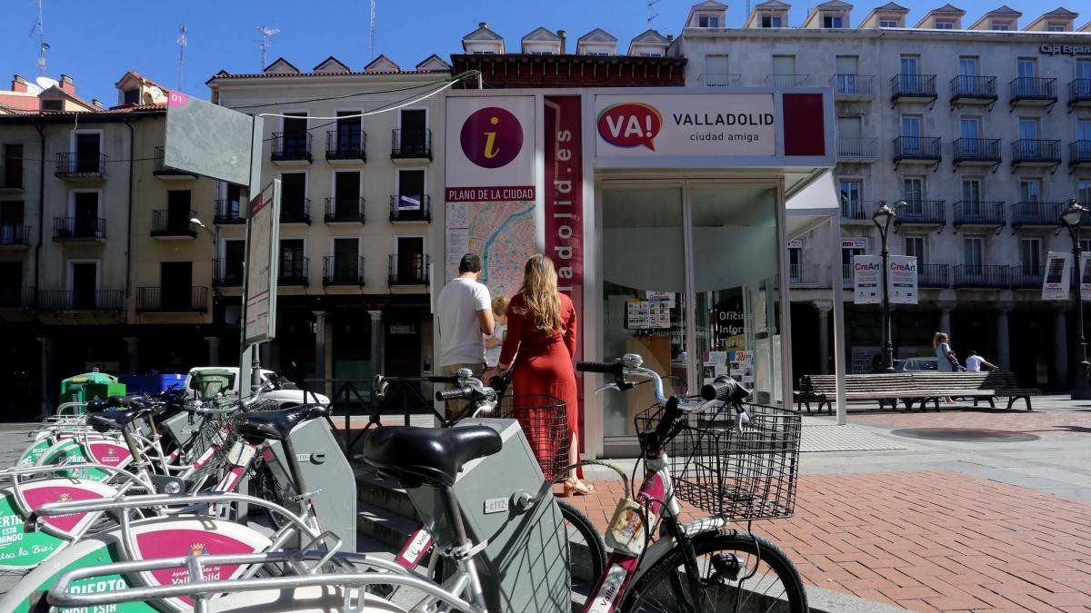 Un grupo de turistas miran el plano de la ciudad en la oficina de información turística de Fuente Dorada.-MIRIAM CHACÓN / ICAL