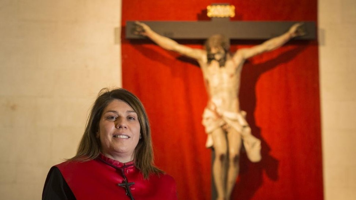 Nuria Álvarez ante ‘la Perla’ de Gregorio Fernández.-M. A. SANTOS