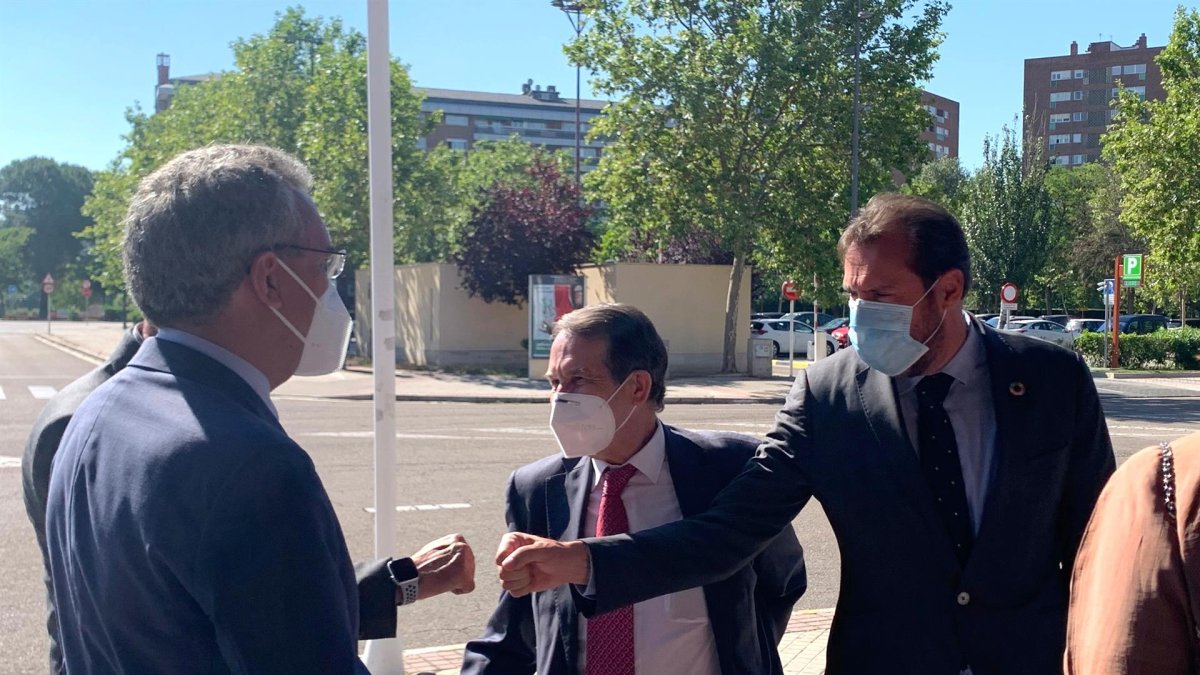 El alcalde de Valladolid (dcha), junto al presidente de la FEMP y alcalde de Vigo, Abel Caballero, saludan al delegado del Gobierno en Castilla y León, Javier Izquierdo (izqda). - EUROPA PRESS
