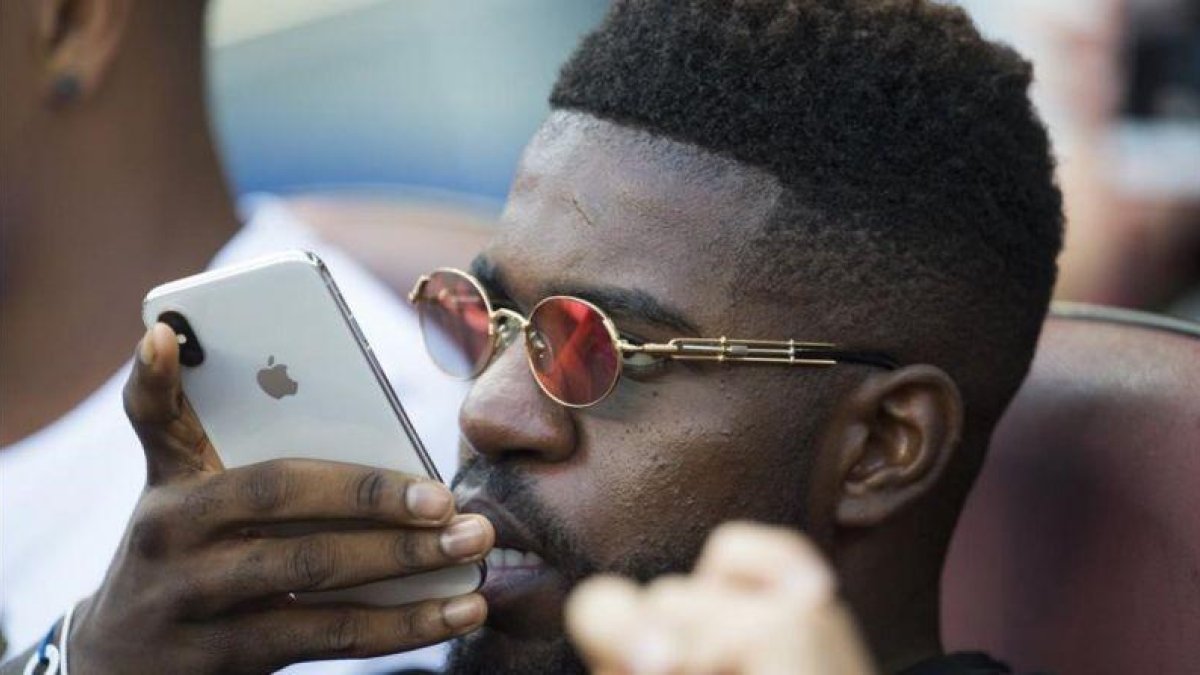 Umtiti, lesionado, asiste a un partido del Barça desde la grada del Camp Nou.-JORDI COTRINA