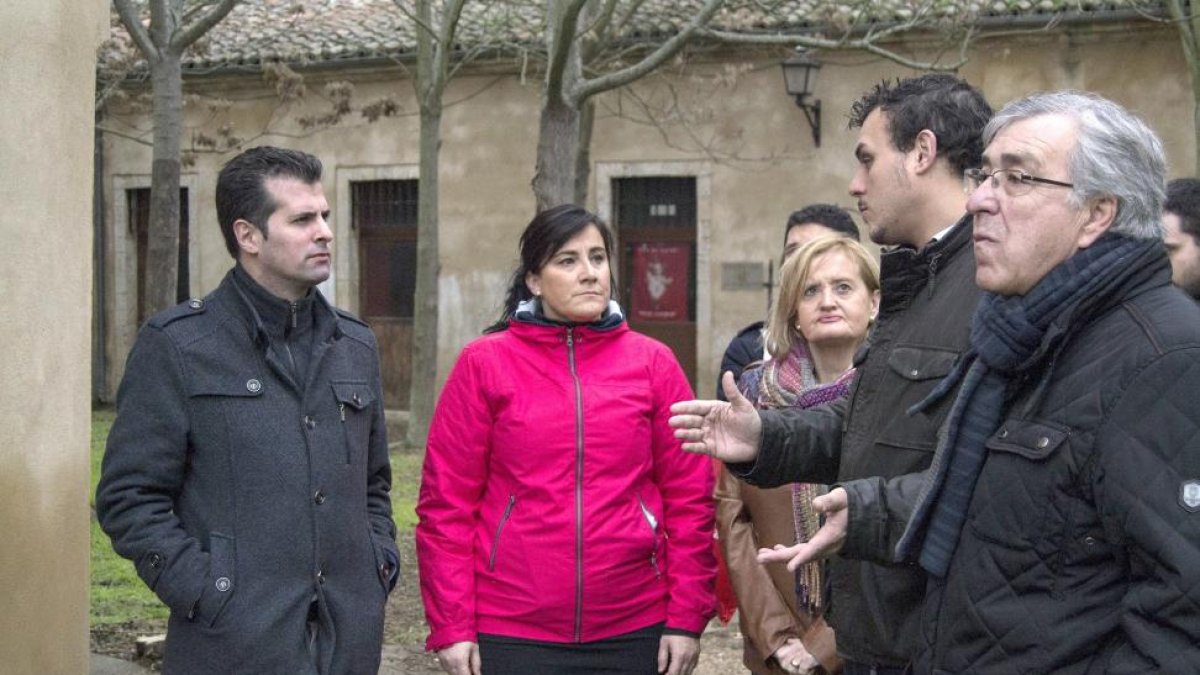 El secretario general del PSCyL, Luis Tudanca; la secretaria de Organización del PSOE de Castilla y León y procuradora regional, Ana Sánchez, y el alcalde de Toro, Tomás del Bien, junto al resto de los candidatos por Zamora, visitan el futuro Centro de Re-ICAL