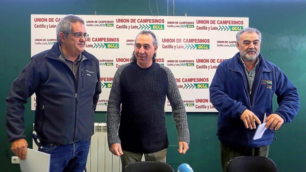 Ignacio Arias, Jesús M. González Palacín y Valentín García en la Rueda de Prensa.-ICAL