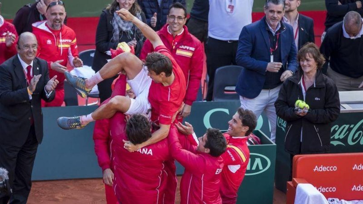 Manteo a Ferrer tras la victoria de España sobre Alemania en la Copa Davis, en abril del 2018. /-MIGUEL LORENZO