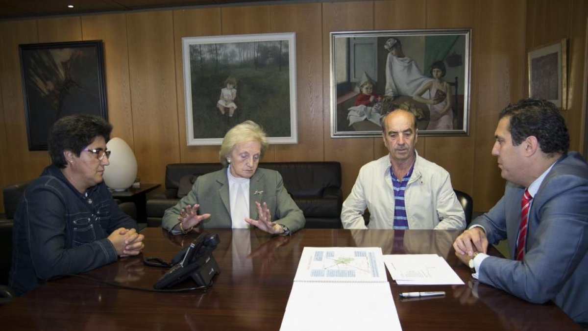 El delegado territoria de la Junta en Zamora, Alberto Castro, se reúne con los alcaldes de Vallesa de la Guareña, Teodora Puente, y de Cañizal, Miguel Ángel Herrero, para informarles sobre la excepcionalidad de sus municipios en la ordenación territorial.-ICAL