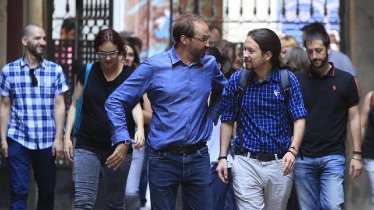El coordinador nacional de ICV, Joan Herrera, y el secretario general de Podemos, Pablo Iglesias, el pasado 26 de junio, en Barcelona.-FERRAN NADEU