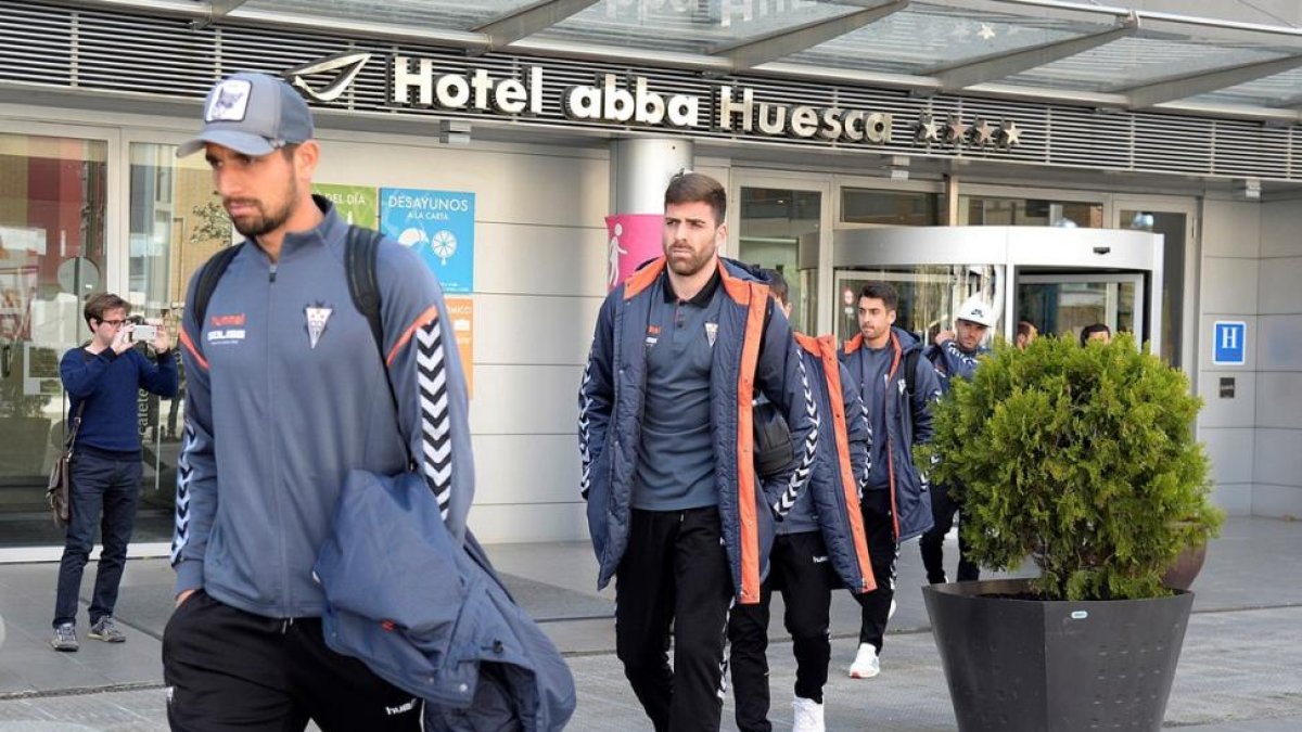 Jugadores del Albacete saliendo del hotel de Huesca-JAVIER BLASCO / EFE