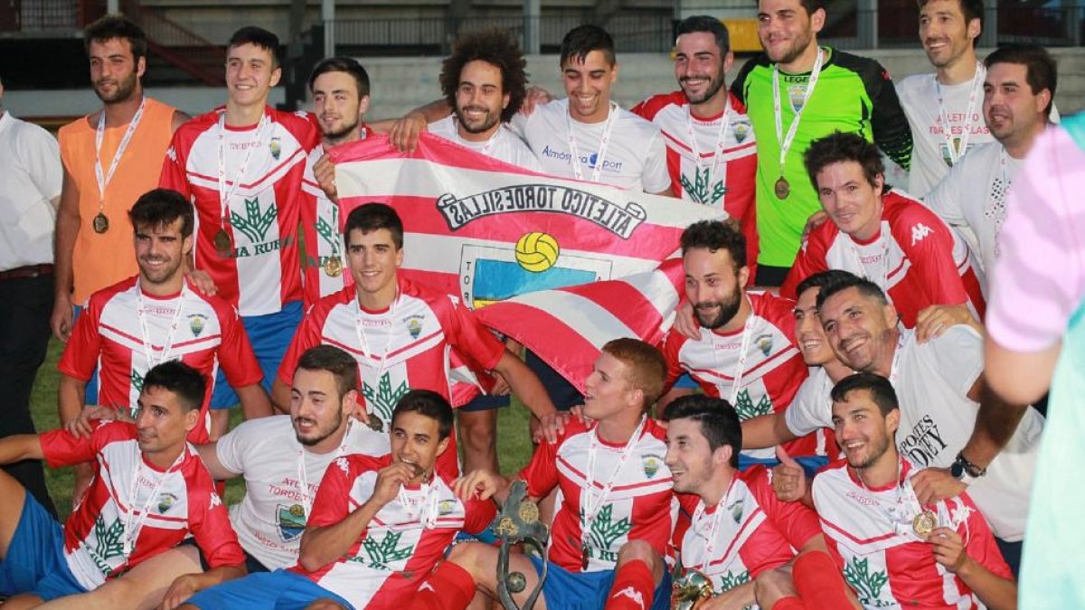 Los jugadores delTordesillas celebran el trofeo conseguido el pasado año.-EL MUNDO
