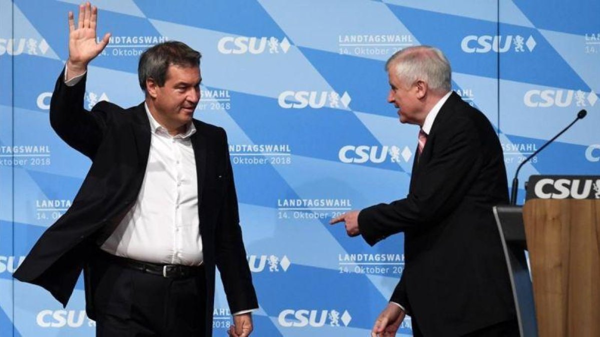 Markus Soeder (Izquierda), primer ministro de Baviera, y Horst Seehofer, ministro del Interior federal.-AP / CRISTOF STACHE
