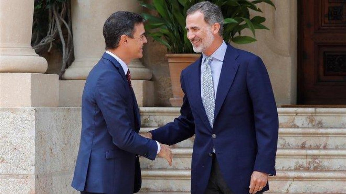 Felipe VI y Pedro Sánchez, en la entrada de Marivent.-EFE / BALLESTEROS