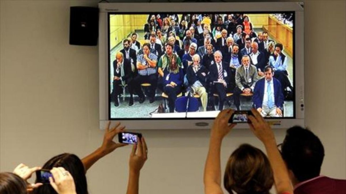 Los periodistas retratan el banquillo de los acusados en el primer día el juicio del 'caso Gürtel' en la Audiencia Nacional de San Fernando de Henares.-