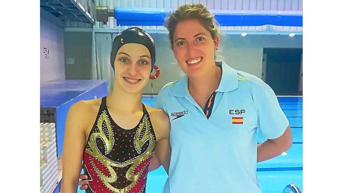 María Macías junto a su entrenadora Laura López Valle.-EL MUNDO