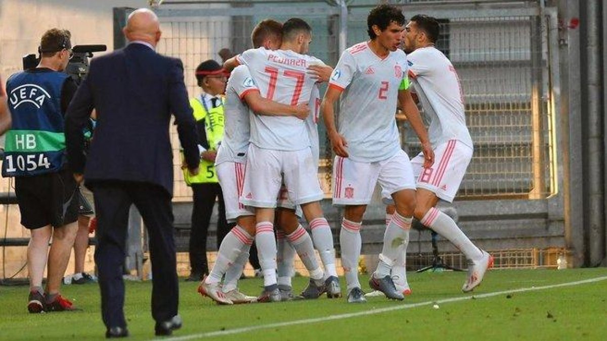 Los jugadores de España celebran el gol del triunfo, obra de Fornals en el minuto 89. / ALESSIO TARPINI (EFE)-EFE / ALESSIO TARPINI
