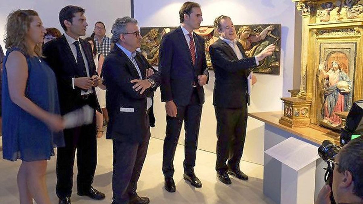 Sánchez del Barrio muestra a Gómez el sagrario recién recuperado del Simón Ruiz. Junto a él, Paniagua.-MUSEO FERIAS