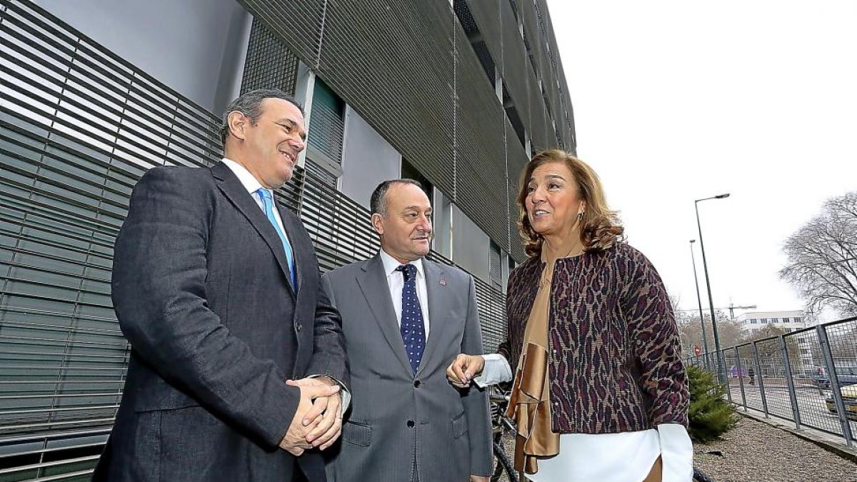 El director del IBGM, Jesús Balsinde; el rector, Daniel Miguel, y la secretaria de Estado, Carmen Vela.-ICAL