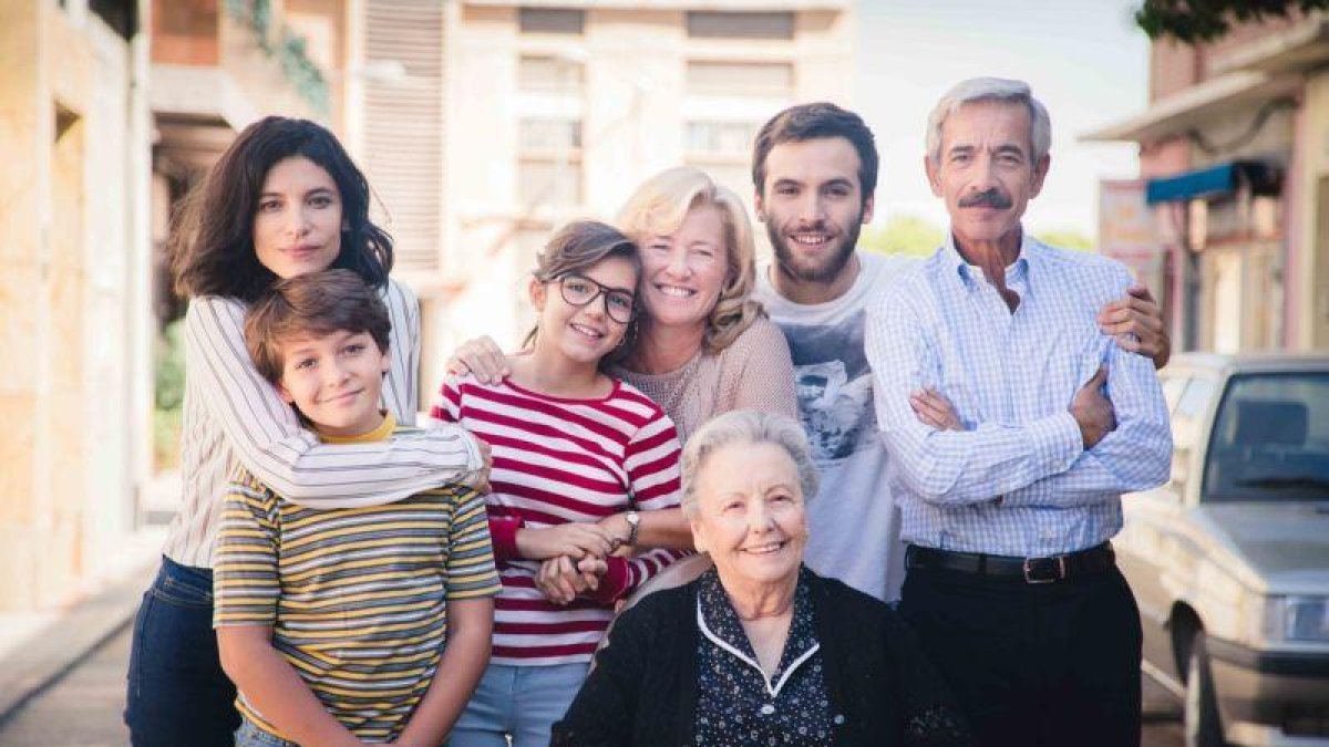 Los protagonistas de la serie de TVE-1 'Cuéntame cómo pasó', en una imagen promocional de la 18ª temporada.-