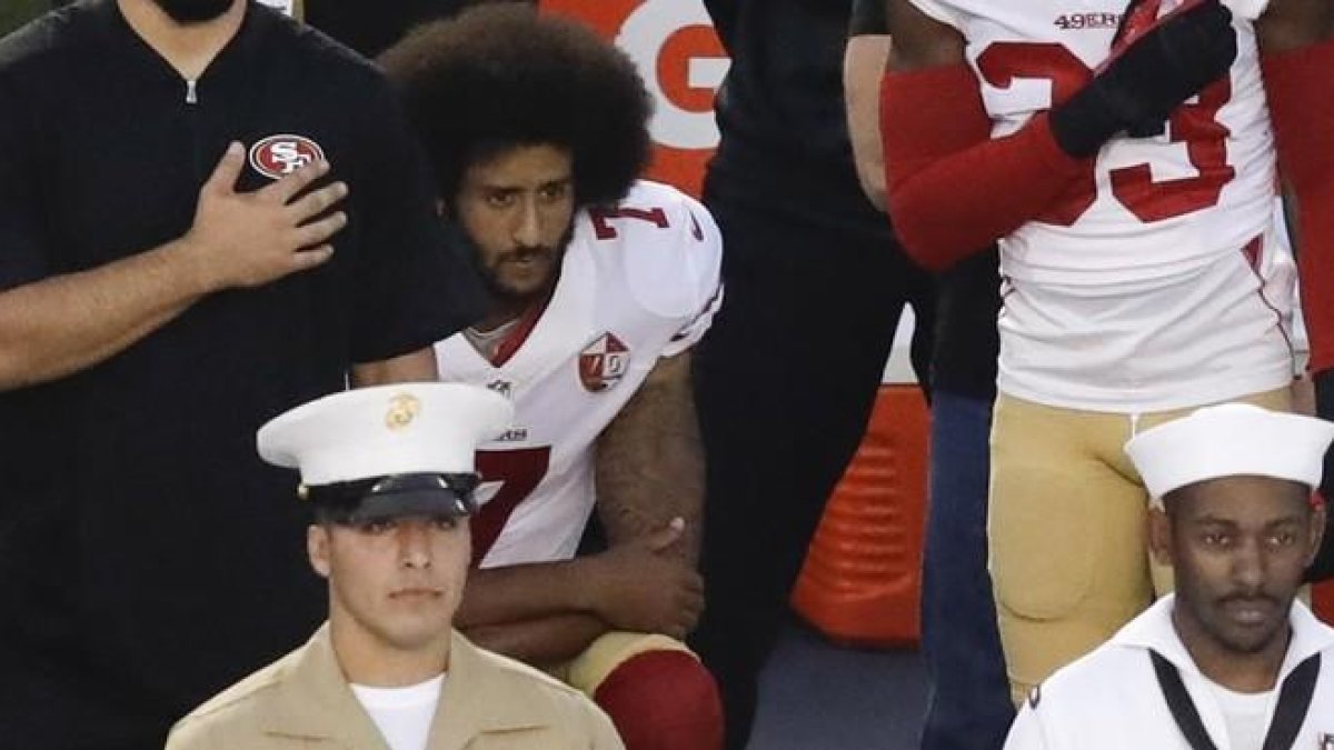 Colin Kaepernick se niega a levantarse y pone la rodilla en tierra durante el himno de EEUU, este viernes en un partido de pretemporada.-AP / CHRIS CARLSON