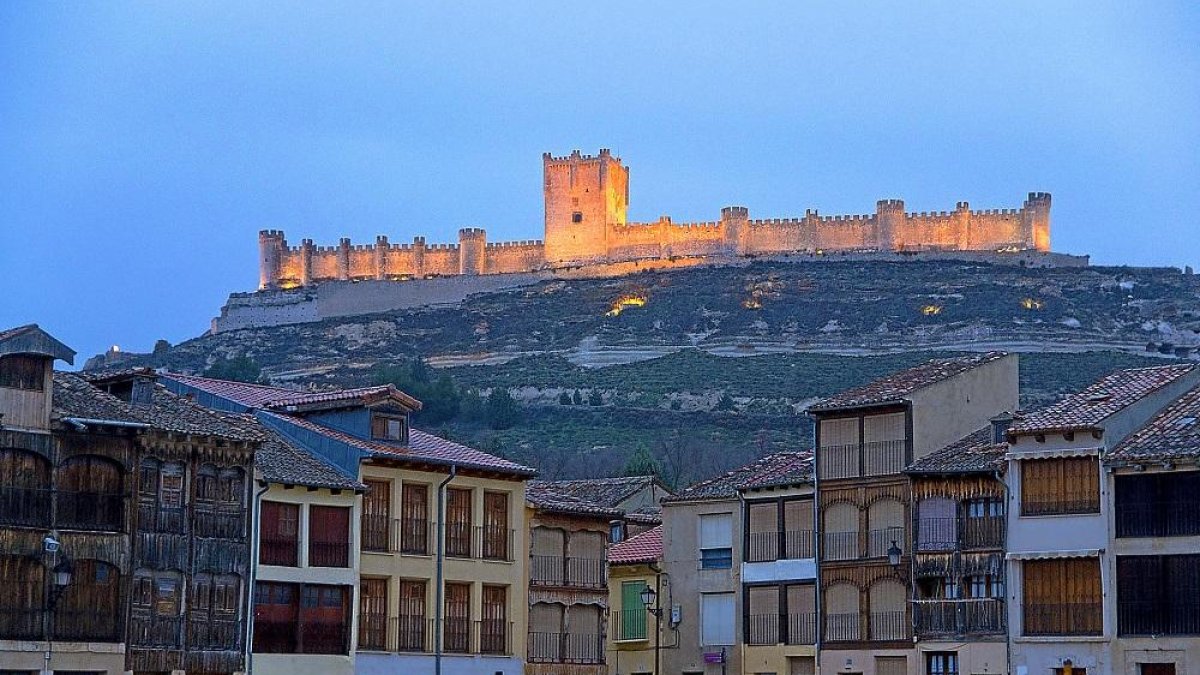 Plaza del Coso de Peñafiel al anochecer (con el castillo al fondo) donde se impulsará un proyecto de luz y sonido para promocionar el singular espacio. .-W.A.P