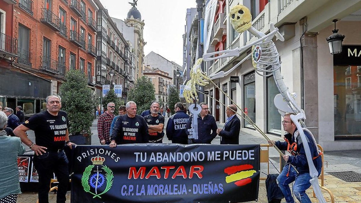 Funcionarios y miembros de la Asociación ‘Tu Abandono Me Puede Matar’ se reúnen en la plaza Mayor de Valladolid.-J.M. LOSTAU