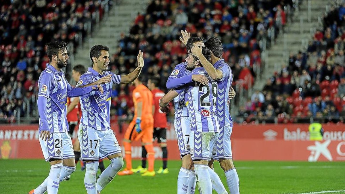 Los jugadores del Valladolid celebran la victoria frente al Mallorca.-ARABA PRESS