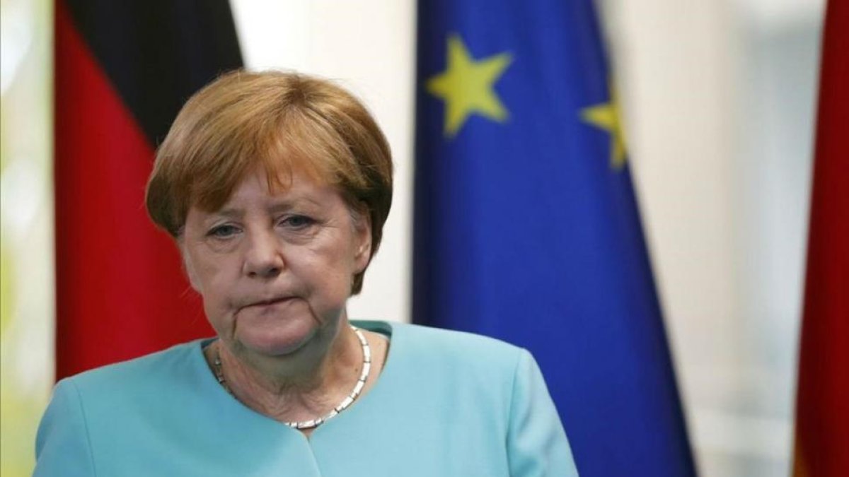 El rostro de la cancillera alemana, Angela Merkel, muestra su decepción ante el resultado del referéndum.-HANNIBAL HANSCHKE