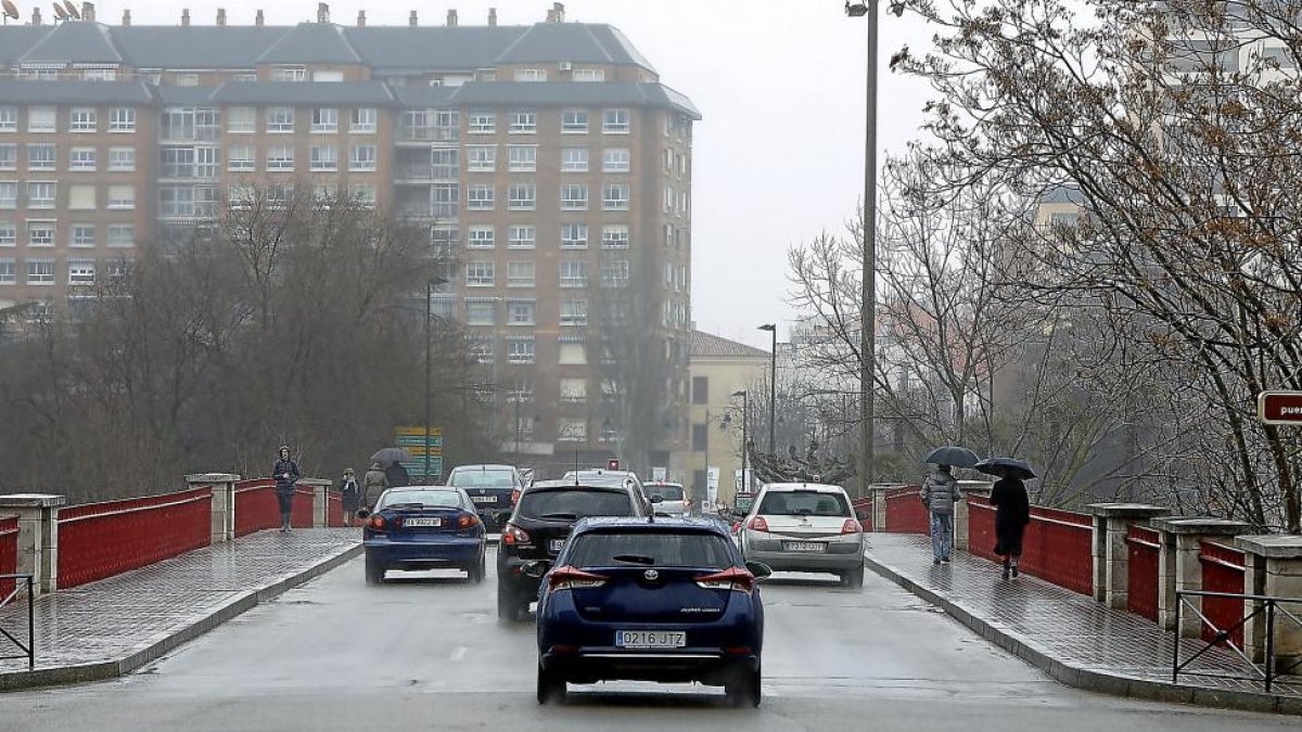 Coches y peatones por el puente del Poniente.-J.M.LOSTAU