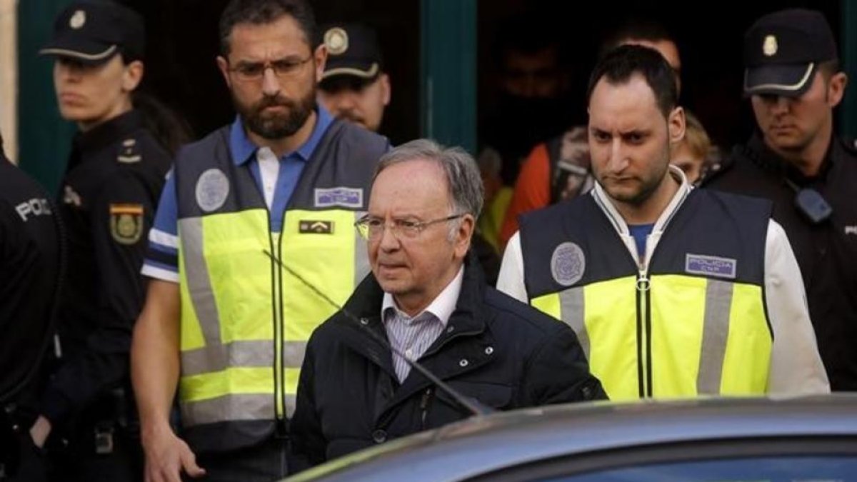 Miguel Bernard sale de la sede de Manos Limpias, el pasado viernes, detenido por la policía.-JOSE LUIS ROCA
