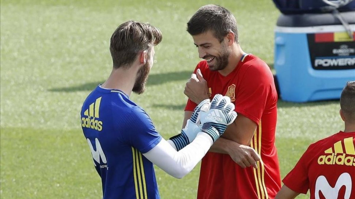 De Gea y Piqué bromean durante el entrenamiento de la selección española-JUAN CARLOS HIDALGO / EFE
