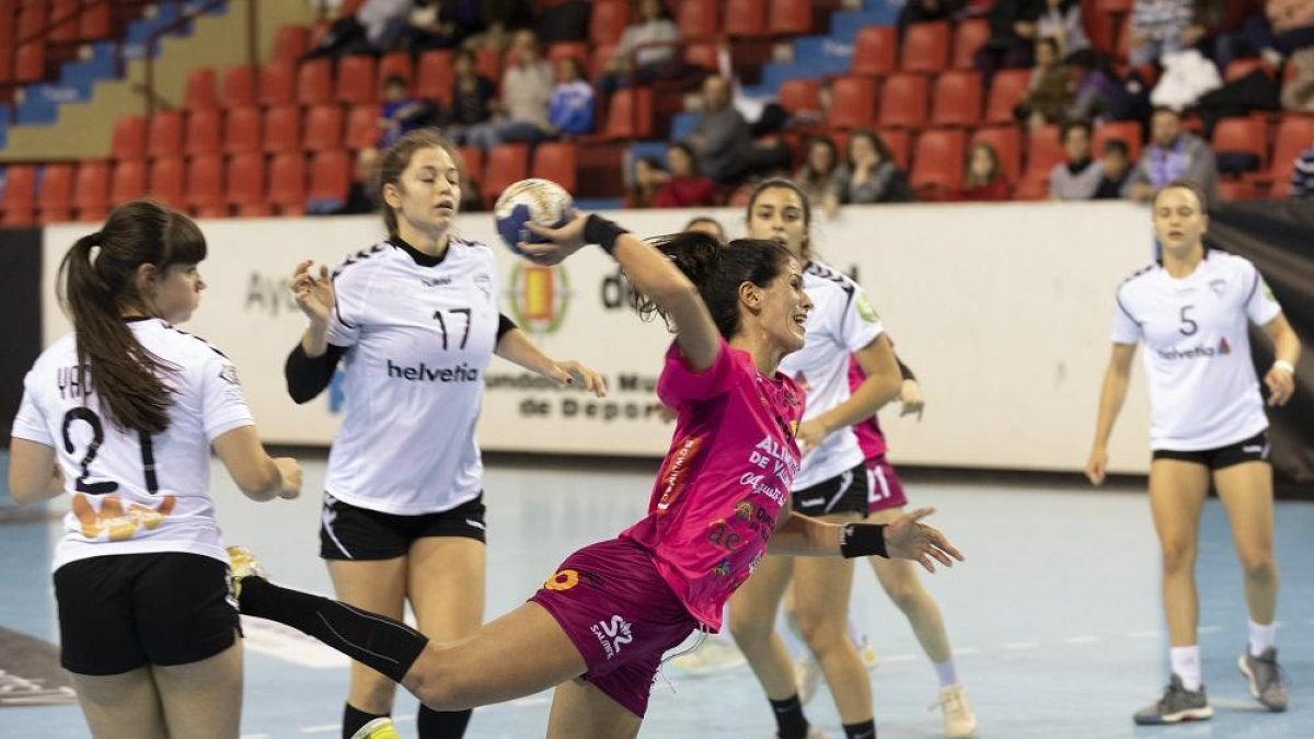 Una acción del partido jugado ayer en Huerta del Rey entre el Aula Alimentos de Valladolid y Alcobendas.-N. MONGIL