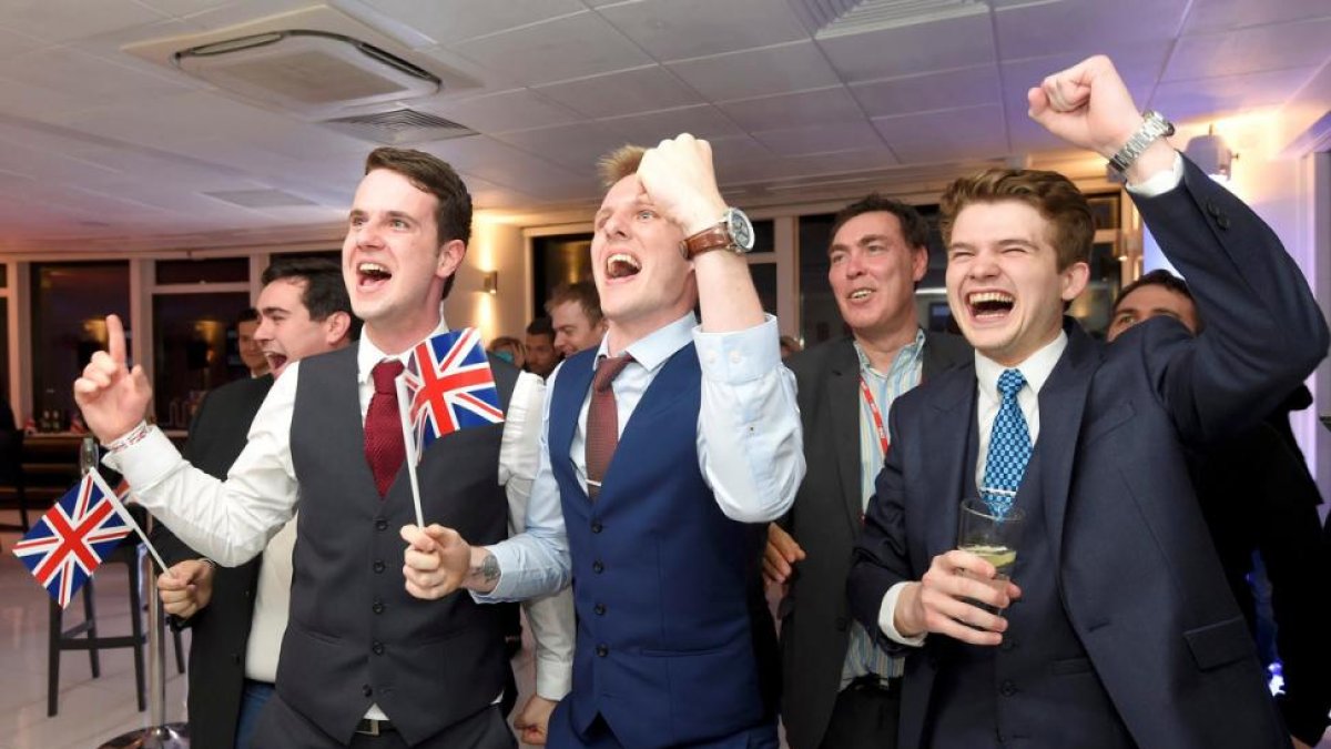Partidarios de dejar la UE celebran los resultados en Londres.-REUTERS
