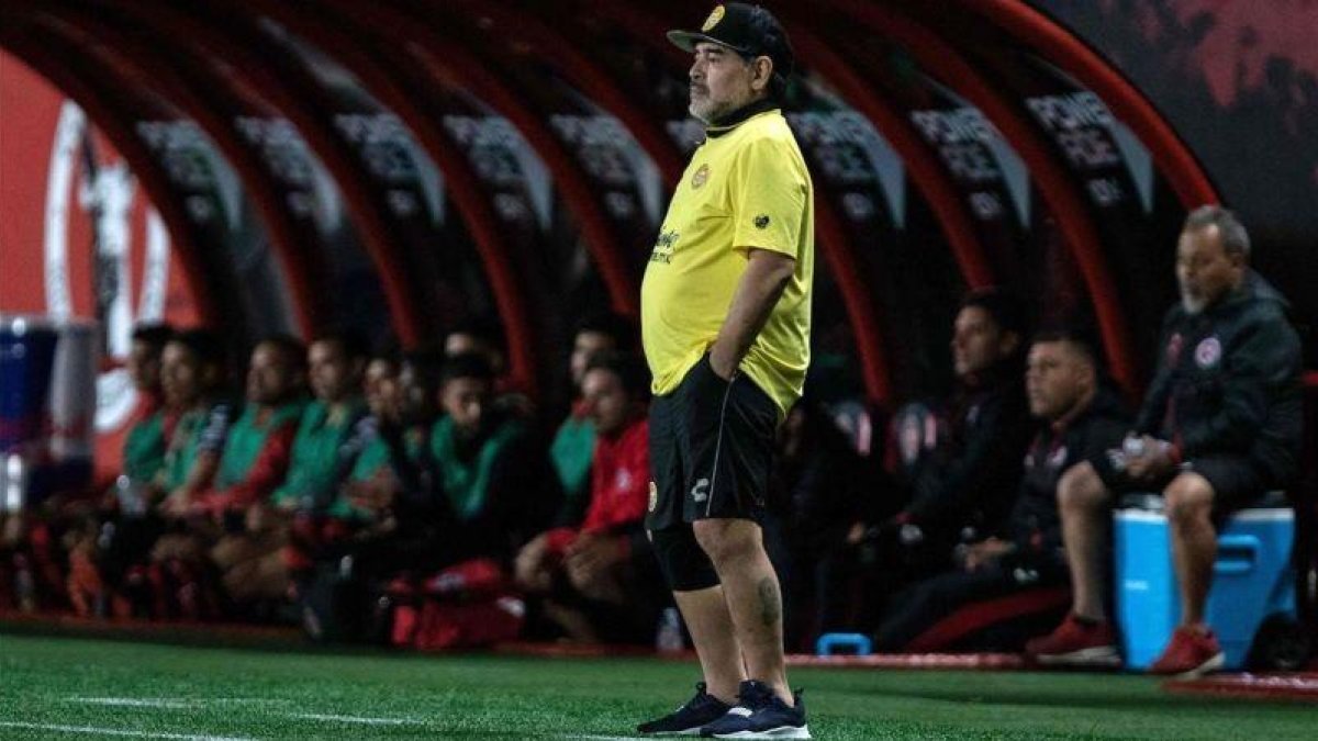 Maradona dirige al Dorados de Sinaloa en un amitoso con el Tijuana.-AFP / GUILLERMO ARIAS