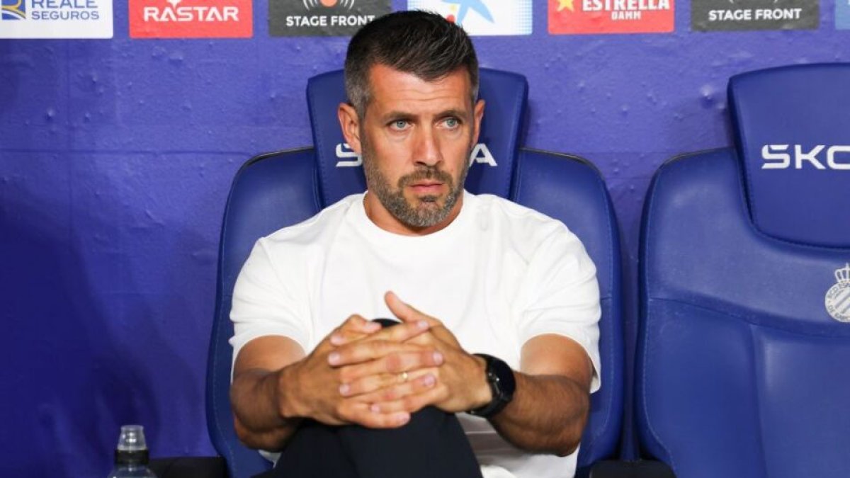 Pezzolano, pensativo, antes del duelo en el banquillo del Espanyol. / LALIGA