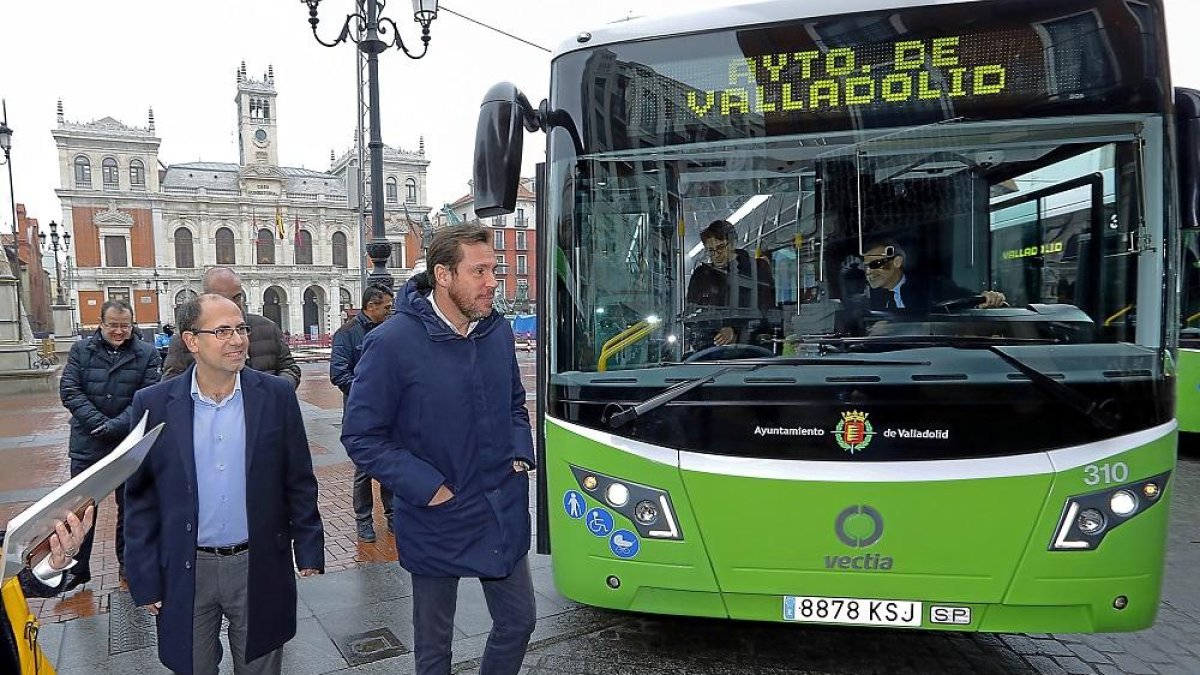 Vélez y Puente junto a uno de los nuevos autobuses híbridos eléctricos.-J.M. LOSTAU