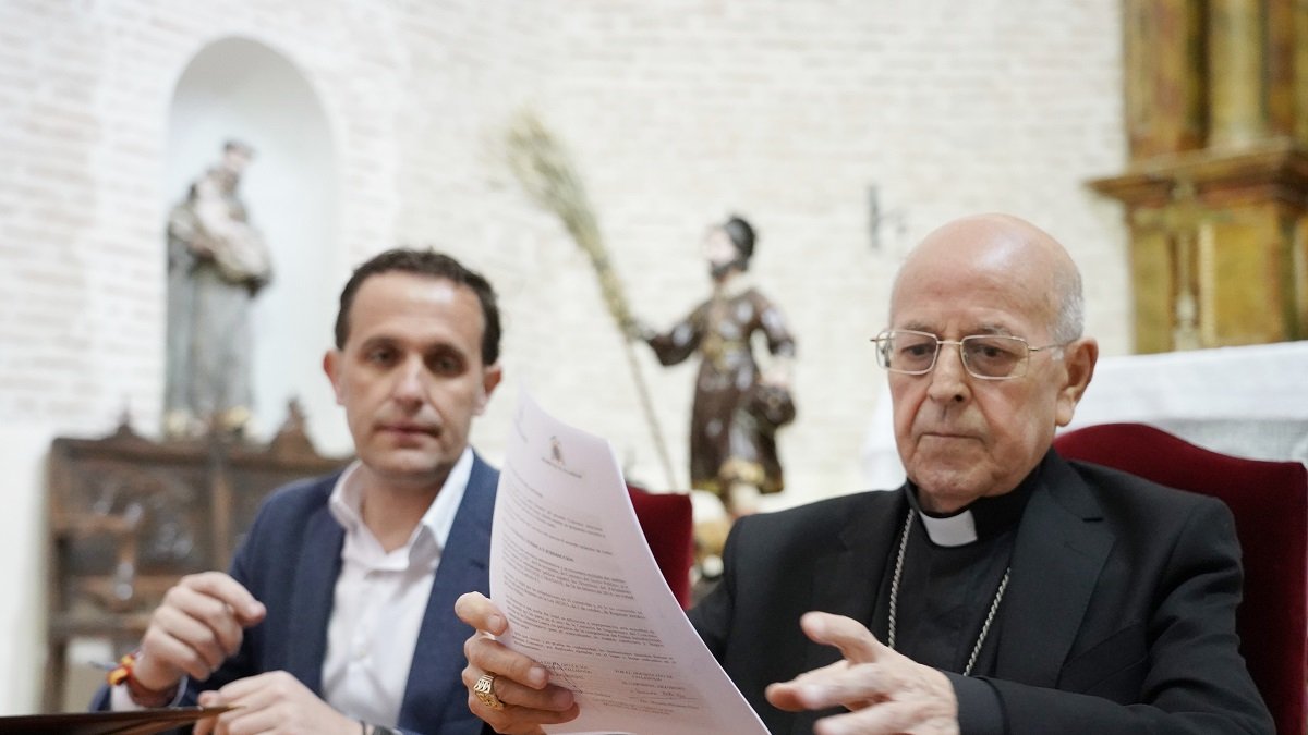El arzobispo de Valladolid, Ricardo Blázquez, junto al presidente de la Diputación, Conrado Íscar.- ICAL